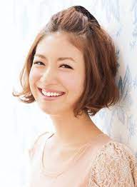 ふわゆるポンパでボブを華やか仕立てに 髪型 ヘアスタイル 前髪なし 女性 髪型 ポンパドール 前髪