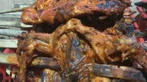 Untuk ayamnya, aku pakai ayam pejantan, lebih gurih dari ayam broiler, tapi nggak terlalu alot dan lama masak seperti ayam kampung. Ketika Di Magetan Jangan Lupa Mampir Di Warung Ayam Panggang Bu Setu Ada Sajian 2 Bumbu Khas Surya Malang