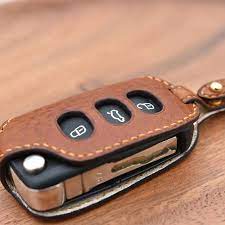 clachic leather lab toshilowさんはinstagramを利用しています leathercraft handmade bespoke saddlestitch keycase smartkey minervabox alr 革製キーホルダー レザー キーケース 手作り 小物