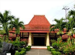 Pemberian nama setiap jenis rumah adat bangunan pancaratna di keraton kasepuhan memiliki fungsi sebagai tempat untuk menghadap ketua atau pembesar desa yang juga disebut. Terlengkap 7 Jenis Rumah Adat Jawa Barat Beserta Gambarnya