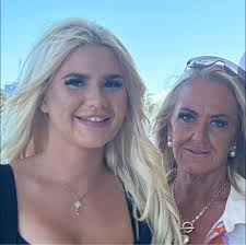 Hi beautifuls! After working as a lash n brow artist for a few years I've  been thinking about opening up my own salon in this area a few days a week!  I