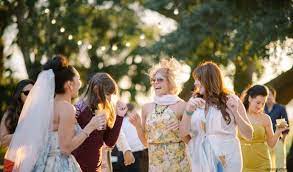 Voici Notre Top 4 Des Tenues A Porter En Tant Qu Invitee A Un Mariage Simplicite Et Confort De Quoi Vous Amuser E Mariage Style Invites Du Mariage S Habiller