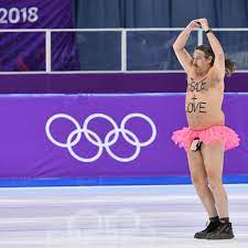 Dude crashes Olympic skating rink wearing only a tutu and monkey sock |  Mashable