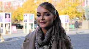 I'm a 20 year old tea enthusiast, hopeless romantic, sweater collector, musical lover, sock hoarder and bookworm. Sophie Elise Isachsen Ny Bok Sophie Elise Roses For Ny Bok Jeg Tror Ikke Folk Vet Hvor Mye Jeg Har Tapt For A Holde Fast I Den Jeg Er