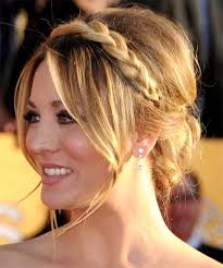 Kaley Cuoco Long Straight Ash Blonde Updo With Light Blonde Highlights Haar Styling Brautjungfernfrisuren Haarschonheit