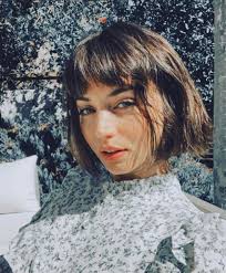 Capelli a caschetto, i look più belli. Capelli Bianchi E Viola Taglio Caschetto E Mullet I Piu Cercati Su Google Nel 2021 Amica