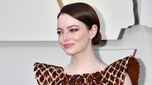 Emma stone is embracing her role as a villain. Emma Stone Wore Primer As Highlighter At The 2019 Oscars See Makeup Details Allure