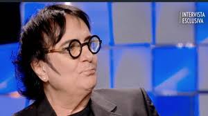 Forse non tutti sanno, o ricordano, che renato zero ha un figlio, roberto fiacchini anselmi, che il cantante ha legalmente adottato nel 2003. Renato Zero A Verissimo Ce La Metto Tutta Ad Essere Padre