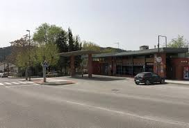 El ayuntamiento construye más tumbas y una fosa común por el temor la alcaldesa de san martín de valdeiglesias ha ordenado el cierre de las zonas recreativas para evitar aglomeraciones de personas que acuden a. Recuperamos La Parada De Autobus En La Avenida De Madrid San Martin De Valdeiglesias