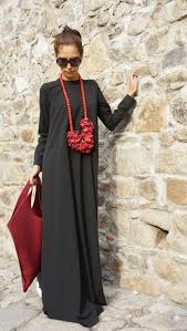 Intemporelle et totalement indispensable : 1001 Idees De Tenue Feminine Avec Robe Longue Noire