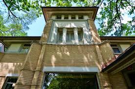 The rollin furbeck residence was constructed in 1897 of light tan brick and colored wood trim. Luxurious Historic Landmark 1897 Frank Lloyd Wright Home Near Chicago Oak Park Etats Unis Homeexchange