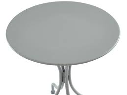 Table ronde, structure acier laqué, plateau en lattes de bois peint. Table Ronde De Jardin Mirmande En Metal D 60cm Gris