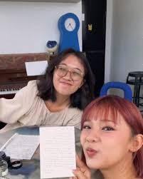 Zee Lee (@zeeleeszetein) • Instagram photos and videos