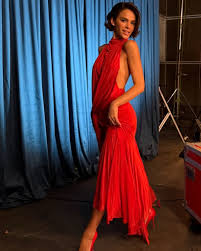 Lady in red: Bruna Marquezine rouba a cena com decote ‘sideboob’ e vestido assimétrico