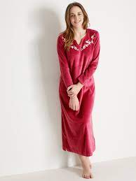 Jolie robe à manches longues et encolure en dentelle. Robe D Hotesse En Maille Velours Balsamik