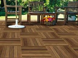 Il pavimento in legno da esterno può essere anche dipinto, ma in questo modo si copre la bellezza e la naturalezza del materiale. Pavimenti In Legno Per Esterni Pavimenti Esterni