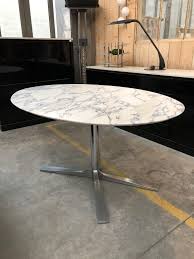 tres jolie table annees 60 le plateau ovale est en marbre blanc de carrare il a ete repoli par un marbrier professionnel table marbre marbre table basse ovale