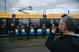 A villamos (közúti villamos vasút) elektromossággal működő olyan jármű, amely az úttestbe épített, vasúti pályaként meg nem jelölt sínpályán való közlekedésre szolgál. Sinen Vagyunk Elindult A Loki Villamos Dvsc