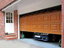 Umumnya desain pintu garasi minimalis menjadi bagian dari fasad rumah yang sebenarnya punya peranan penting terhadap tampilan rumah minimalis anda. 16 Model Desain Pintu Garasi Modern Ideas Garage Doors Doors Garage Door Decor