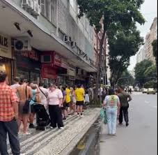 Fila de dois quarteirões: turistas lotam loja do Fluminense em Copacabana para assistir a jogo contra o Botafogo