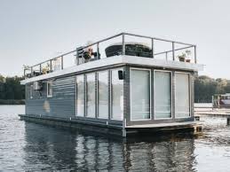 In den häusern von maasbommel besteht der schwimmkörper aus einer wasserdichten betonwanne, die innen hohl ist. Hausbootportal Leben Auf Dem Wasser Hausboot Mieten Und Kaufen