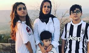 موقع سناب شات هو احد اشهر مواقع التواصل الاحتماعي باسلوب مبتكر ، حيث الاعتماد الكلي في التواصل على مقاطع الفيديو المصورة و التي يوضع عليها مجموعة من المفلاتر و المؤثرات حتى تظر بشكل مضحك او مرعب حسب الرغبة ، و لكن هناك الكثير من الاشخاص لا يعرفون. Ø­Ù„Ø§ Ø§Ù„ØªØ±Ùƒ Ø¨ÙŠÙ† ÙˆØ§Ù„Ø¯ØªÙ‡Ø§ ÙˆØ²ÙˆØ¬Ø© ÙˆØ§Ù„Ø¯Ù‡Ø§ Ø¯Ù†ÙŠØ§ Ø¨Ø·Ù…Ø© ØªØ«ÙŠØ± Ø§Ù„Ø¬Ø¯Ù„ Ø¨Ù‡Ø°Ø§ Ø§Ù„ÙÙŠØ¯ÙŠÙˆ Nadormagazine Com Ù…Ø¬Ù„Ø© Ø§Ù„Ù†Ø§Ø¸ÙˆØ± Ø§Ù„Ø£ÙˆÙ„Ù‰