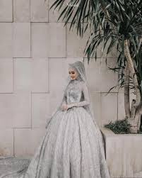Inilah baju pengantin paling kontroversial yang pernah dipakai dalam sebuah pernikahan asli! Memilih Gaun Pengantin Berhijab Yang Simpel Dan Elegan Nikahmu