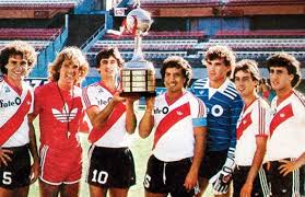 O camisa 10 marcou um gol no empate por 2 a 2 na partida de ida no la bombonera  44  e após a repetição do placar no parque antártica , o palmeiras saiu derrotado na disputa de pênaltis, mais uma vez  45 . River Vs Boca El Dia Que Un Maradona Quiso Impedir Que River Ganara La Libertadores Marca Claro Mexico