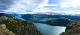 Mit 1084 metern ist der kjerag der höchste gipfel an den ufern des lysefjord. Sarah Fischer In Der Welt Zu Hause Text Foto Tv