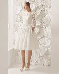 Rosso lacca l'abito da sposa senza maniche dalla linea minimal e scultorea di phuong my con fiocco oversize sulle spalle. Abbigliamento Elegante Con Un Abito Da Cerimonia Di Colore Bianco Con Pizzo E Scarpe Ta Abiti Da Sposa Di Pizzo Abito Da Sposa Corto Abiti Da Sposa Con Maniche