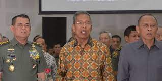 Pada april 1995, gubernur soerjadi soedirdja membentuk ump saumaja (sistem angkutan umum massal jakarta) yang bertugas menyusun basic design, termasuk studi kelayakan dan studi pendahuluan proyek saumaja, dan dilanjutkan dengan pencarian investor untuk pendanaan. Dyjxxldudeka M