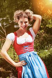 Blumen im haar sind ein. Welche Frisuren Passen Am Besten Zum Dirndl Friseur Com