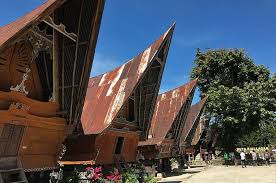 Rumah gadang adalah nama untuk rumah adat minangkabau yang merupakan rumah tradisional dan banyak di jumpai di provinsi sumatra barat, indonesia.rumah ini juga disebut dengan nama lain oleh masyarakat setempat dengan nama rumah bagonjong atau ada juga yang menyebut dengan nama rumah baanjuang. Makna Rumah Bolon Rumah Tradisional Suku Batak Di Sumatera Utara Semua Halaman Bobo