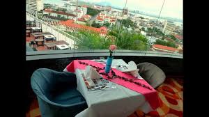 Au sein des concepts gastronomiques les plus surréalistes, dinner in the sky trône résolument au firmament. Penang Food For Thought Three Sixty