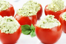 Cuocere le uova per 10 minuti in acqua bollente, passarle sotto un forte getto di acqua fredda e sgusciarle immediatamente (procedendo così il guscio verrà via subito). Pomodorini Ripieni Di Avocado La Ricetta Per Finger Food Estivi