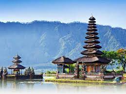 Pulau bali sangat populer di mata dunia akan keindahan wisata. Sejarah Suku Bali Kebudayaan Rumah Adat Dan Adat Istiadat