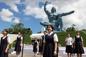 和平公園和平之鐘及世界各國贈送的和平紀念雕像。 和平之泉。 平和祈念像 ，雕像高13.6公尺，是由長崎出身的雕塑家 北村西望 以神的愛與佛的慈悲為象徵，右手指著天表示原爆威脅，左手水平伸展代表和平，而輕輕闔. Jayyw8qkemhnfm