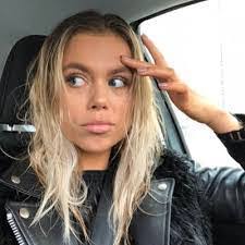 Anna Kloth's Instagram, Twitter & Facebook