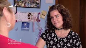 What personal experiences have the ′′ wedding at first glance ′′ candidates had with dating platforms? Hochzeit Auf Den Ersten Blick Video Karins Entscheidung Steht Fest Sat 1