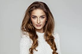 Coupe femme pixie volumineux avec coloration châtain foncé et volume sur le dessus pour revitaliser sa chevelure. Quelle Coiffure Pour Mon Visage Triangle Magazine Avantages