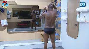 Rodrigo simas, 29, e robson caetano, 56, levaram a melhor e se classificaram para a semifinal da disputa. Robson Caetano Deixa Cofrinho A Mostra Durante Banho Fotos R7 A Fazenda 7