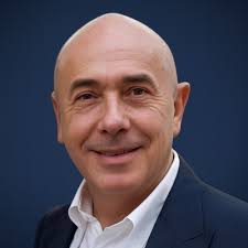 La semaine prochaine je souffle ma première bougie en tant qu'entrepreneur  et je vous concocte un post par jour pour livrer mon bilan et surtout mes  conseils ↓ Il y a tout