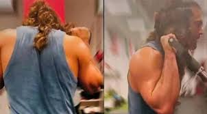 Can Yaman mostra il culo e il cazzo stretto nei bermuda - Tuttouomini.com