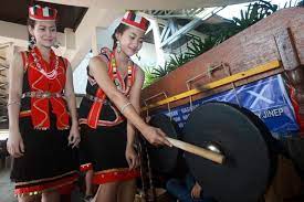 Keindahan pakaian kaum etnik dari sarawak terserlah dengan ragam hias yang mempamerkan kemahiran tangan yang menghasilkannya. Lenggok Bidayuh Iringi Rentak Kempen Prn Sarawak Semasa Mstar