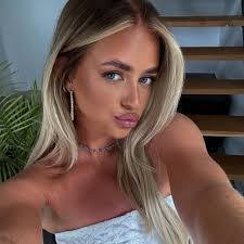 Phoebe Rose's Instagram, Twitter & Facebook