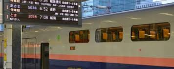 Nah, momen ini pun dimanfaatkan oleh sepasang muda mudi untuk berfoto di dalam krl. Tips Membawa Koper Saat Bepergian Naik Kereta Di Jepang Info Jepang