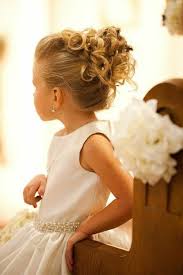 Coiffure petite fille mariage boucles tresses pince fleur. 56 Idees Pour Choisir Et Faire La Plus Jolie Coiffure De Mariage Pour Petite Fille Archzine Fr