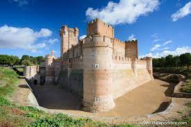Situado en una elevación del terreno (mota), domina la villa y toda su extensa comarca. El Castillo De La Mota De Medina Del Campo Valladolid