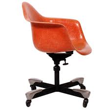 Beautifully showcased in many magazines and interior design blogs, but could a plastic or fiberglass chair really be comfortable as well as good looking? Charles Eames Dat Desk Chair For Herman Miller 1953 At 1stdibs