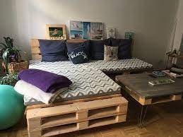 Ecksofa Und Beistelltisch Furs Wohnzimmer Aus Paletten Selber Bauen Diy Sofa Tisch Paletten Palettentisch Palettensofa Wohnzimmer Einrichtung Livingro